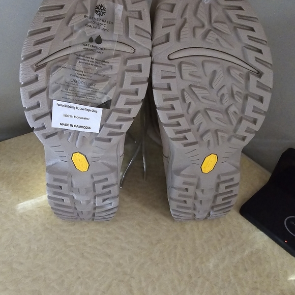 Uggs Butte logo Winter Boots
